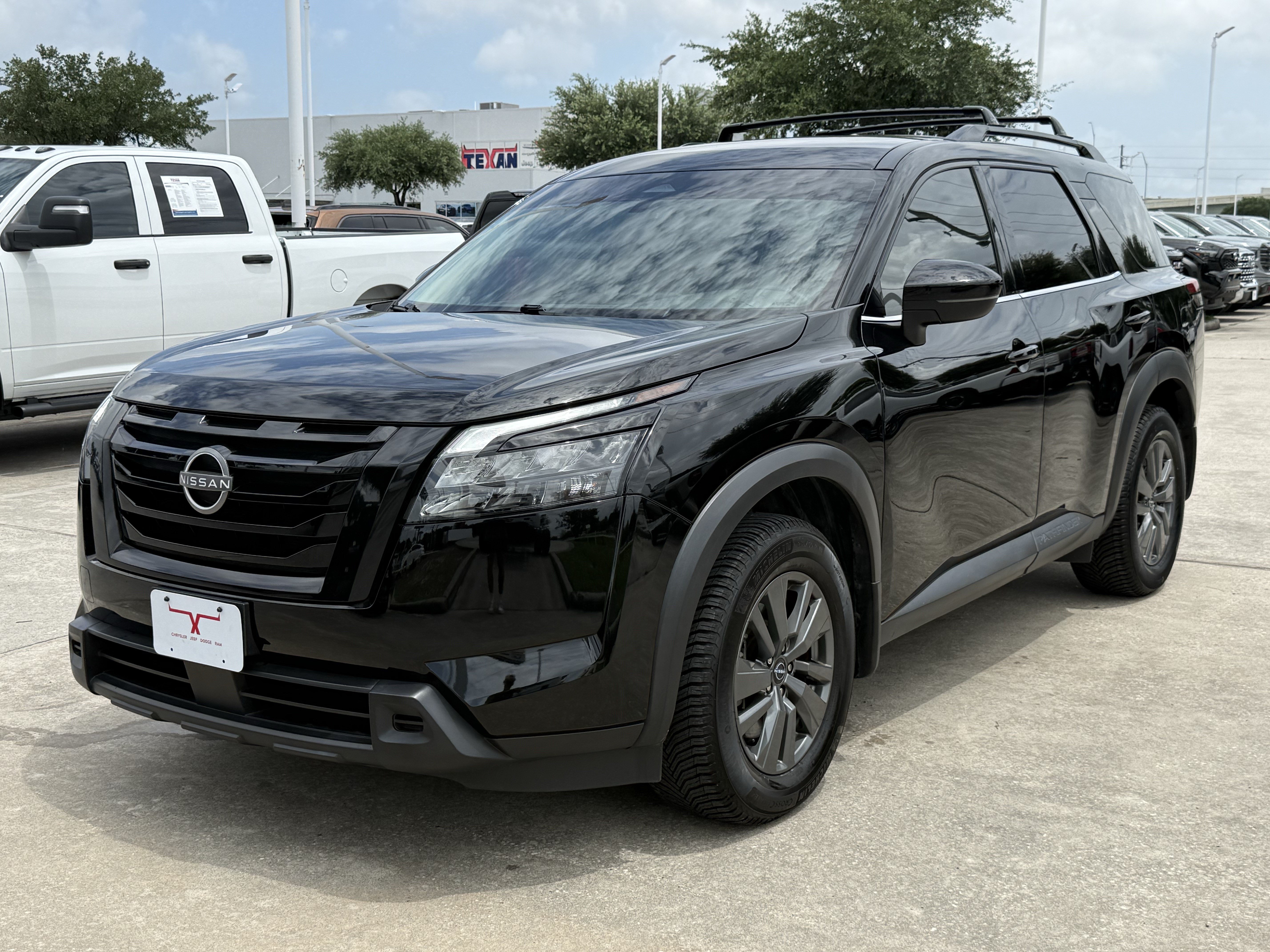 Used 2024 Nissan Pathfinder SV w/ Black Appearance Package FWD image 9