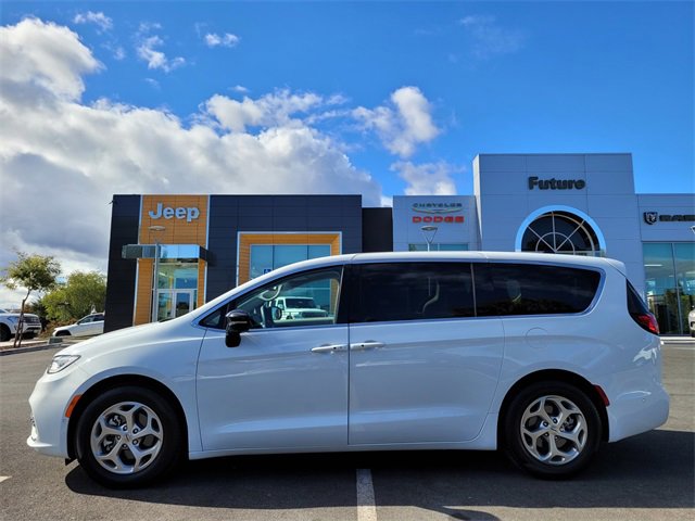 New 2024 Chrysler Pacifica Limited w/ Uconnect Theater Family Group image 5