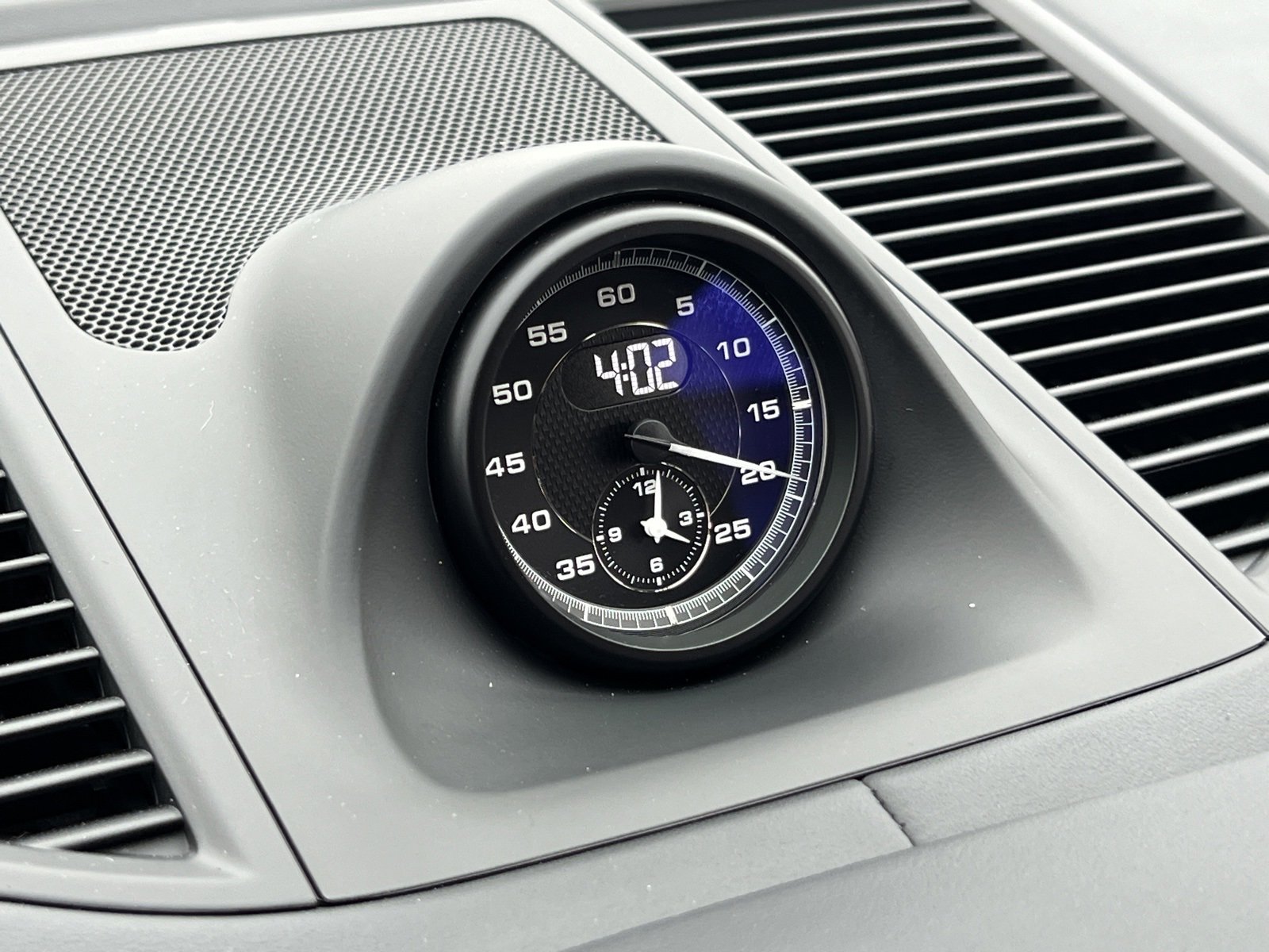 Certified 2025 Porsche Macan Turbo image 23