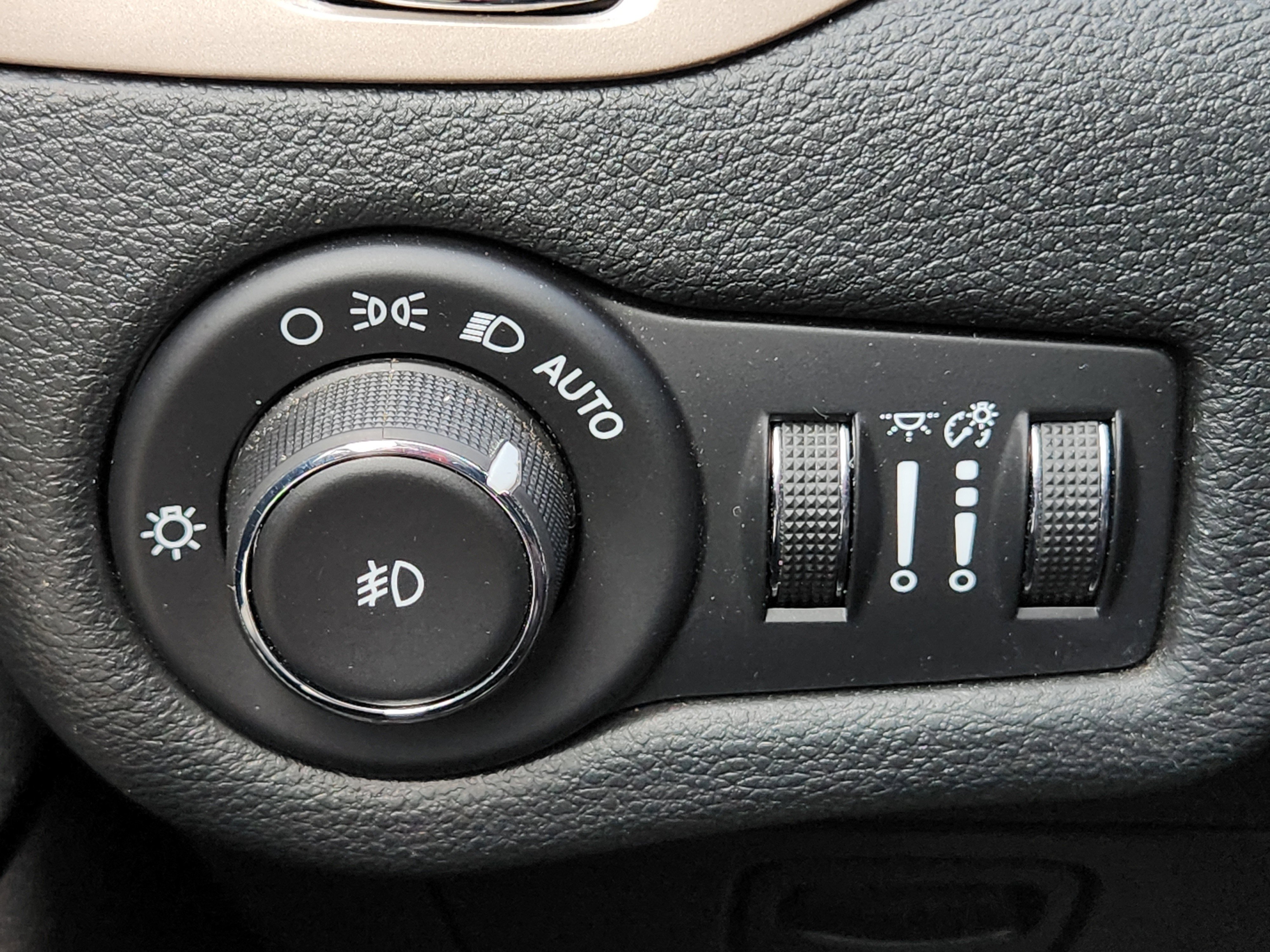 Used 2018 Jeep Cherokee Latitude AWD/4WD image 22