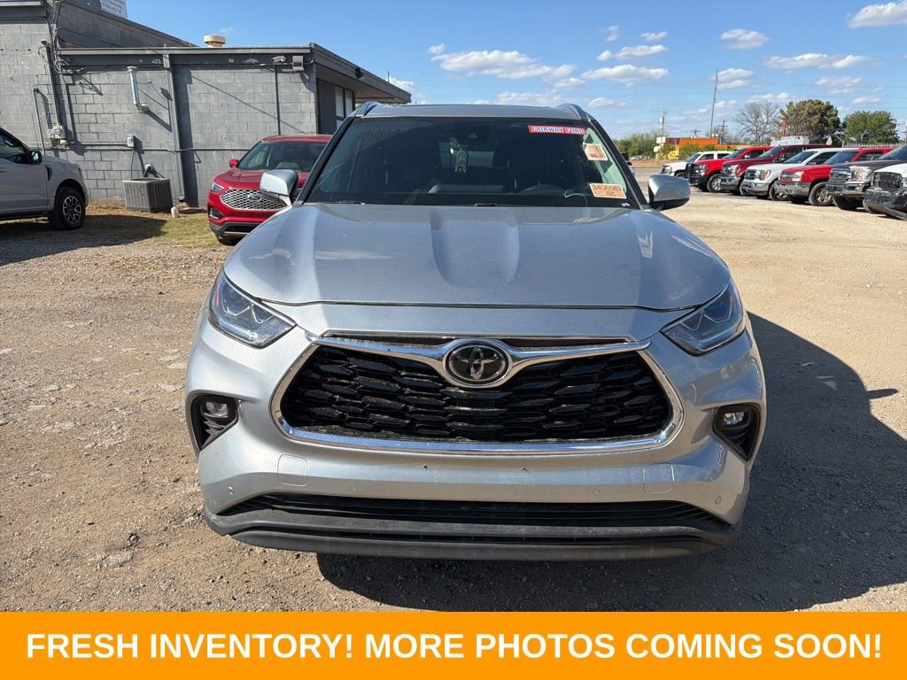 Used 2024 Toyota Highlander Limited image 2