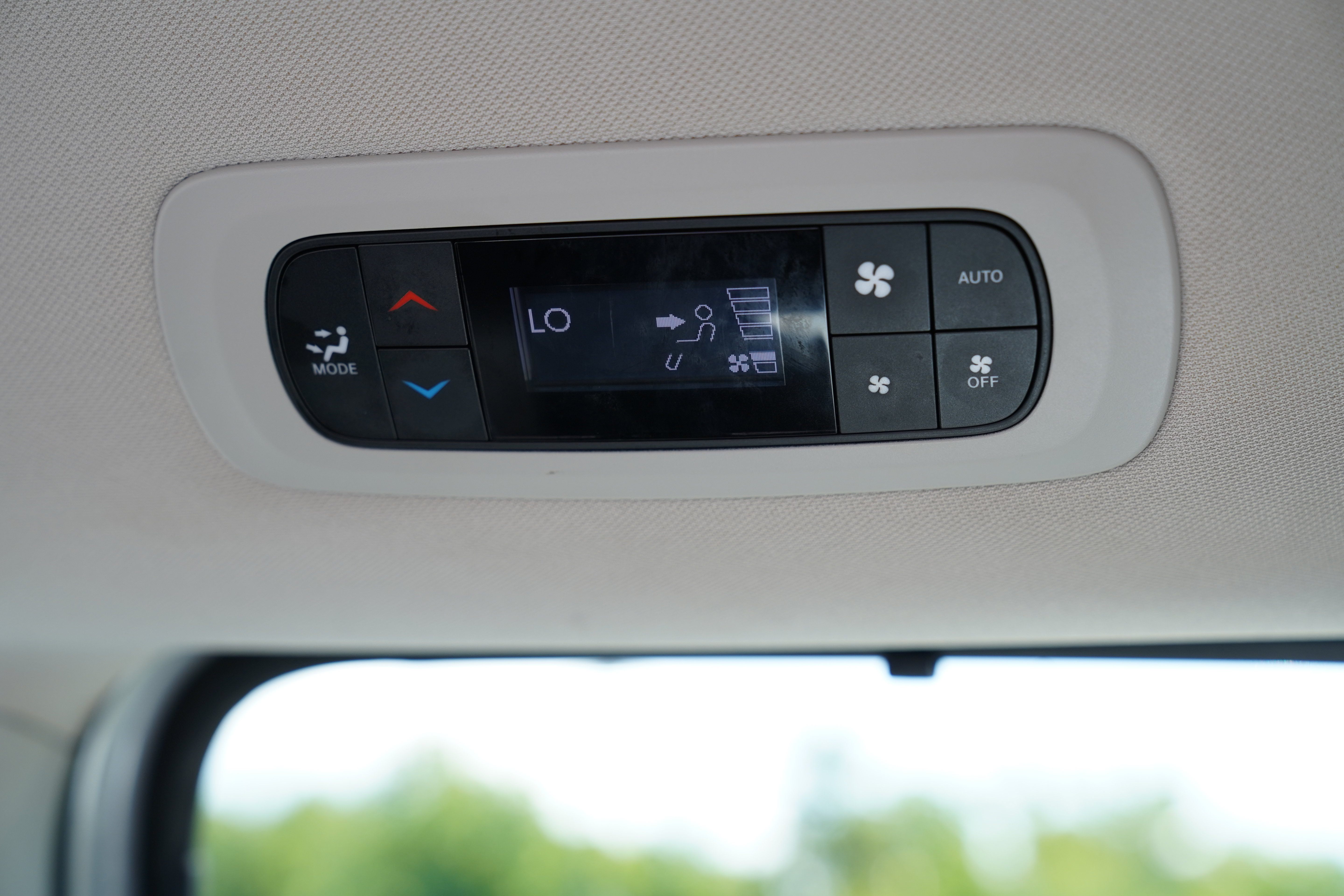 Used 2024 Chrysler Pacifica Touring-L FWD image 7