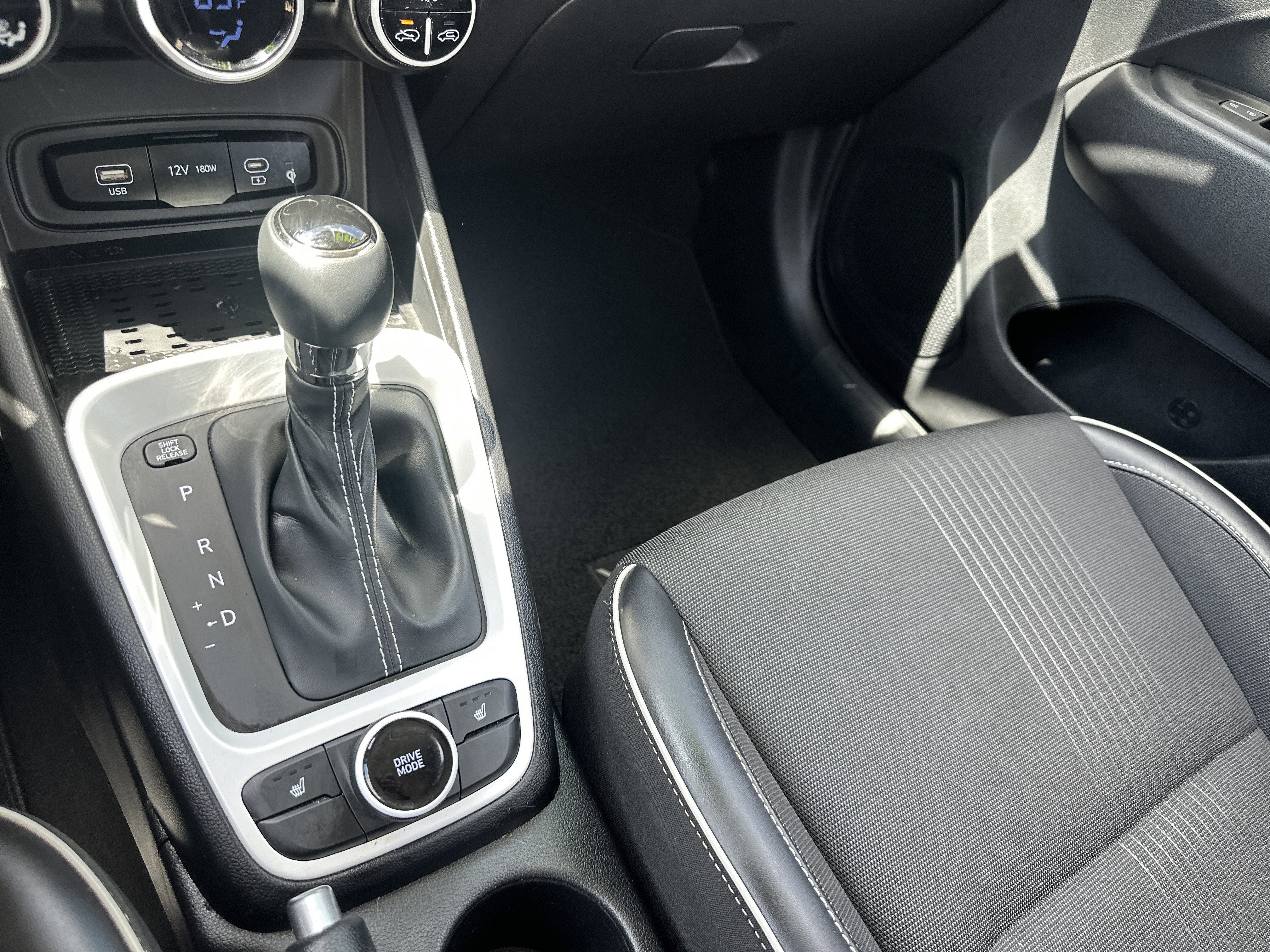 Used 2023 Hyundai Venue Limited image 20