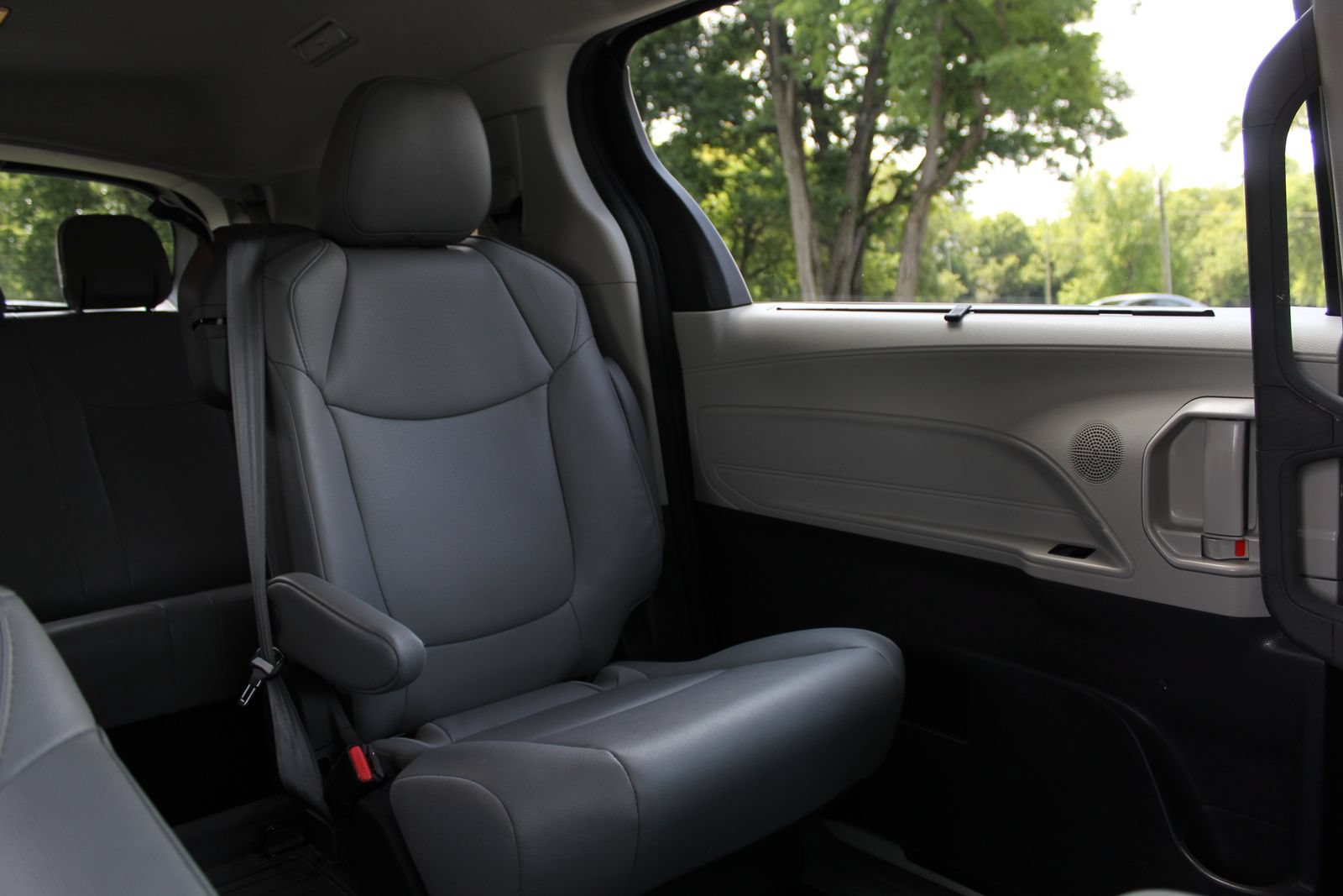 Used 2024 Toyota Sienna XLE FWD image 15