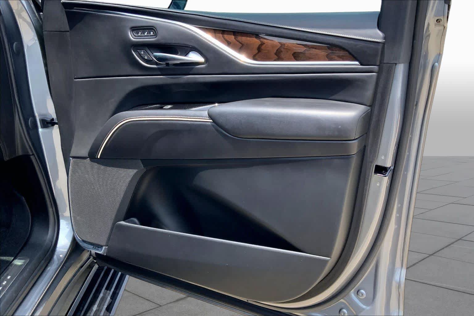 Used 2022 Cadillac Escalade Premium Luxury Platinum w/ Heavy-Duty Trailer Package AWD/4WD image 23