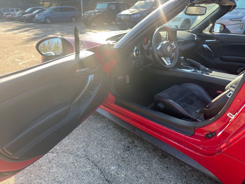 Used 2018 FIAT 124 Spider Abarth w/ Convenience Group image 10