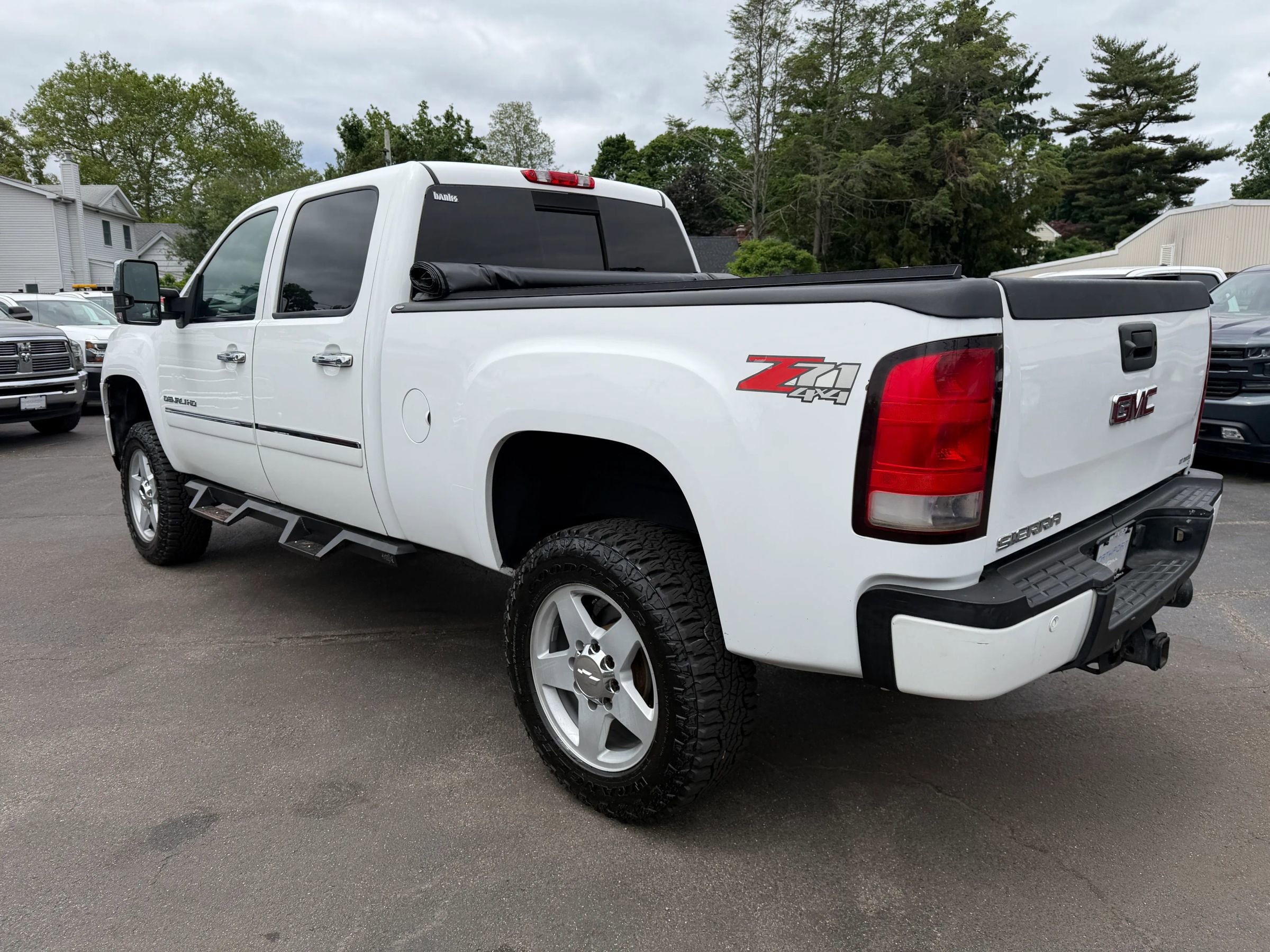 Used 2011 GMC Sierra 2500 Denali w/ Suspension Package, Off-Road AWD/4WD image 4