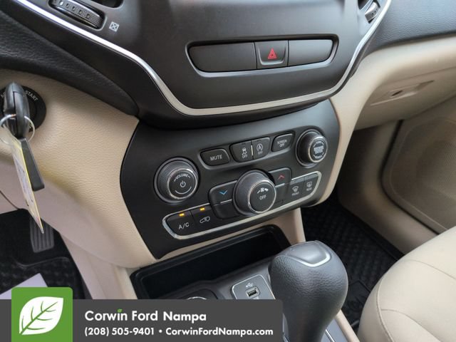 Used 2019 Jeep Cherokee Latitude w/ Cold Weather Group AWD/4WD image 17