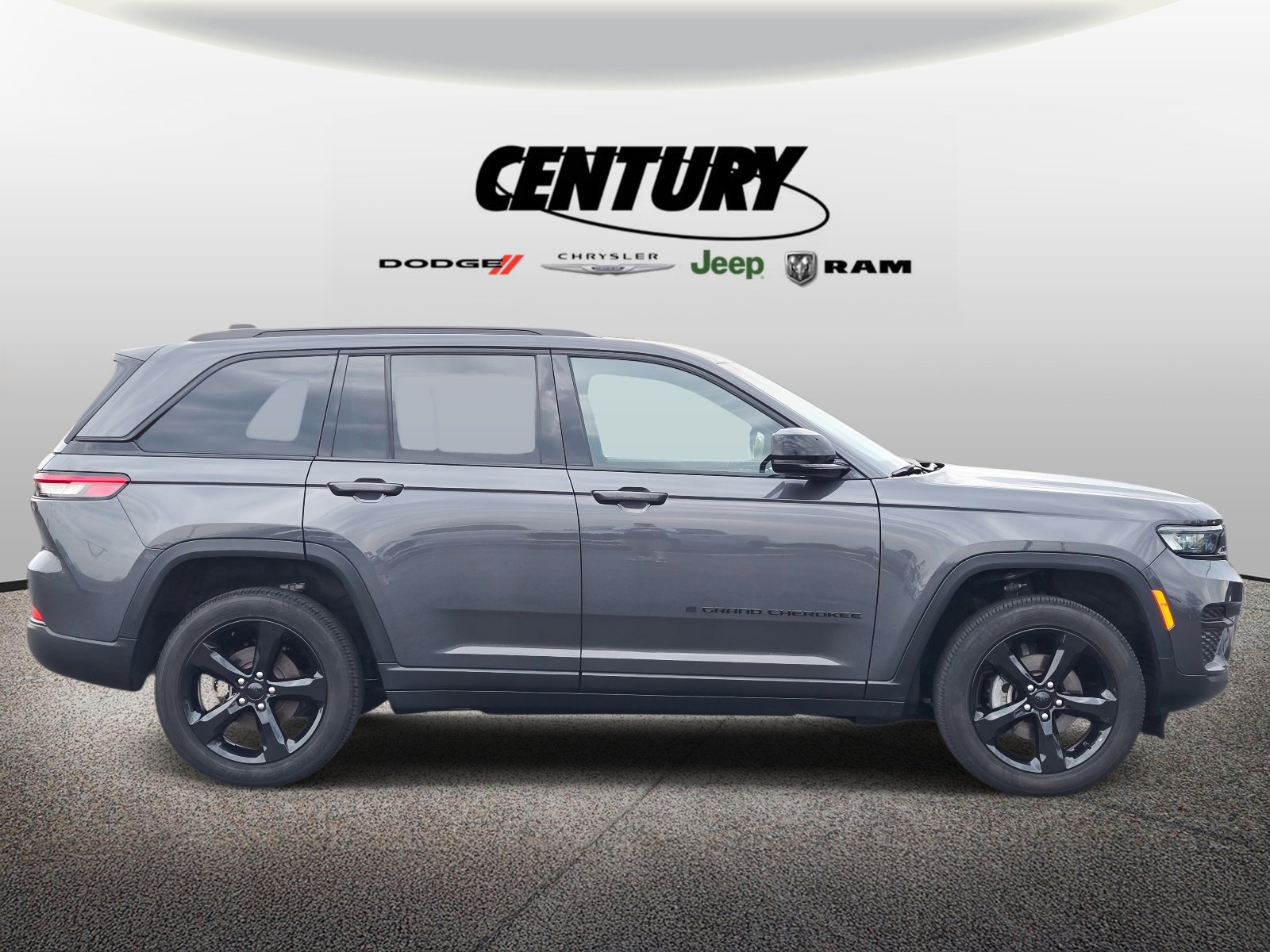 Used 2024 Jeep Grand Cherokee Altitude image 2