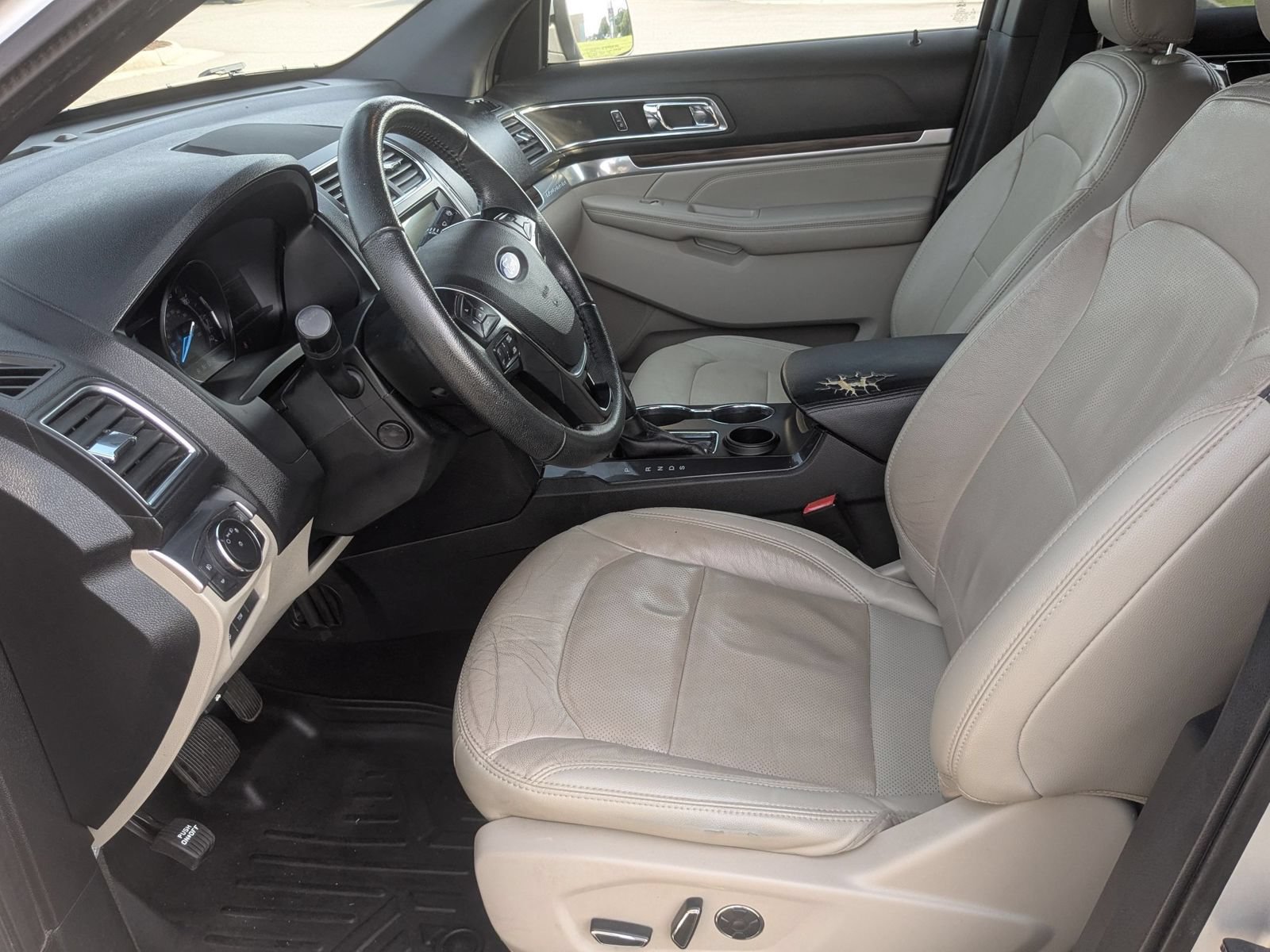 Used 2018 Ford Explorer Limited w/ Equipment Group 301A FWD image 13