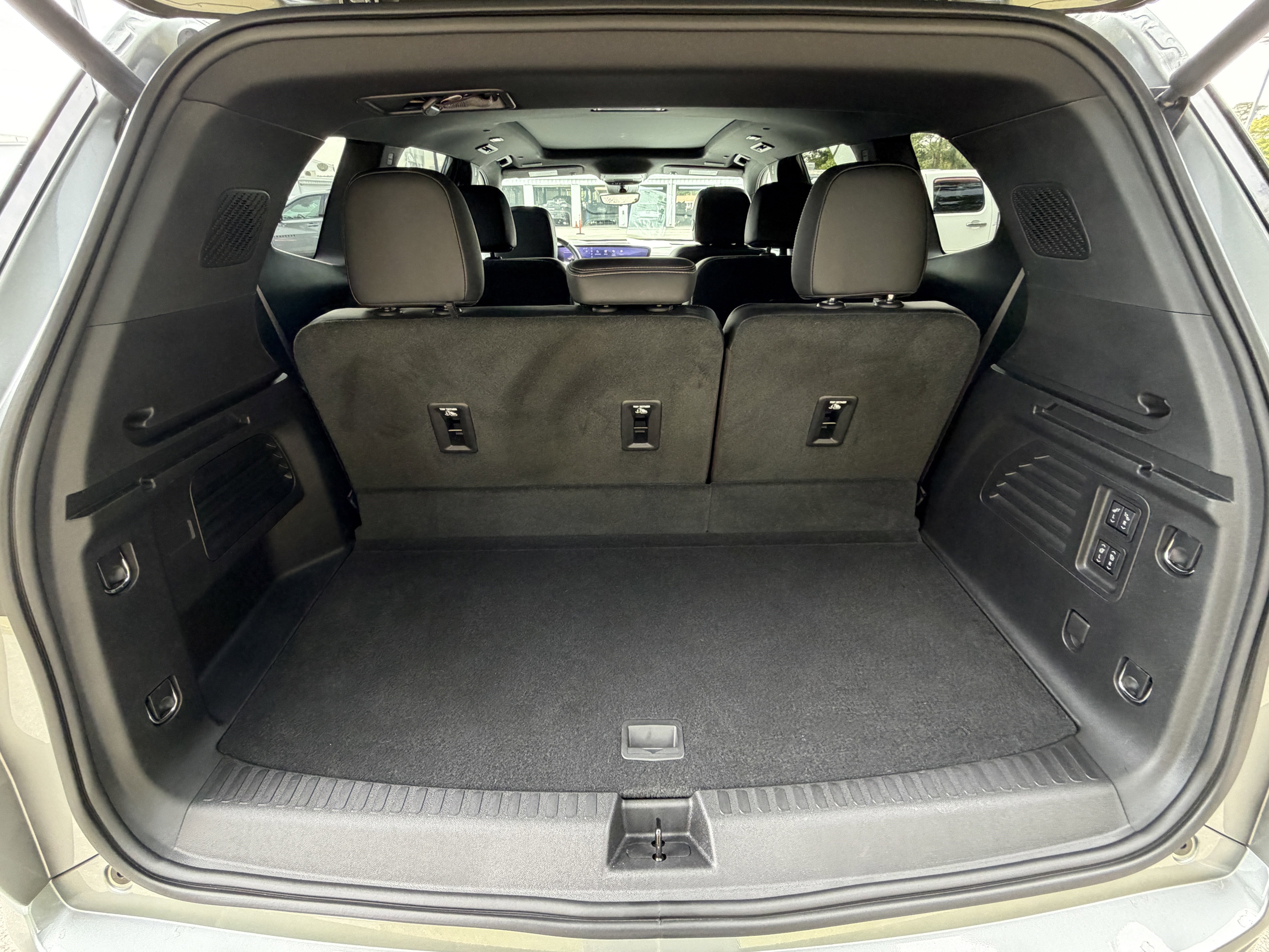 Used 2025 Buick Enclave Avenir w/ Super Cruise Package FWD image 4