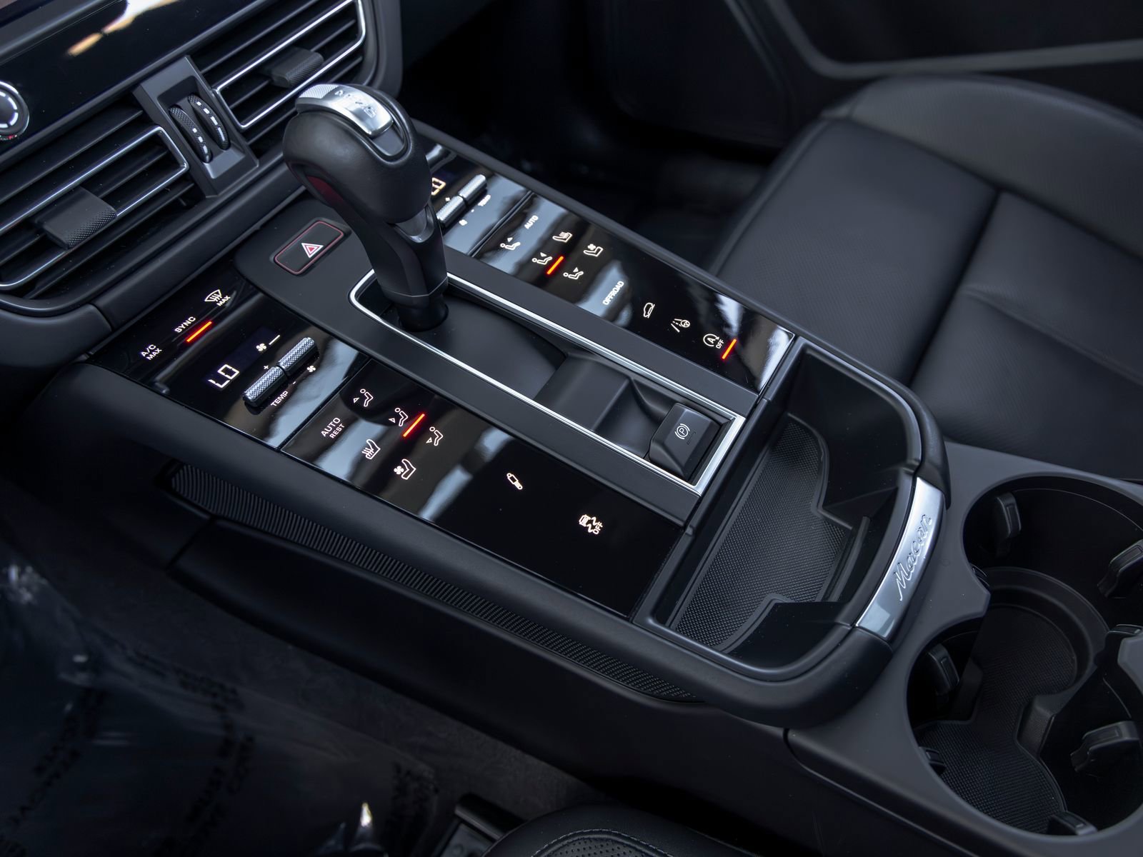 Certified 2023 Porsche Macan Turbo AWD/4WD image 38