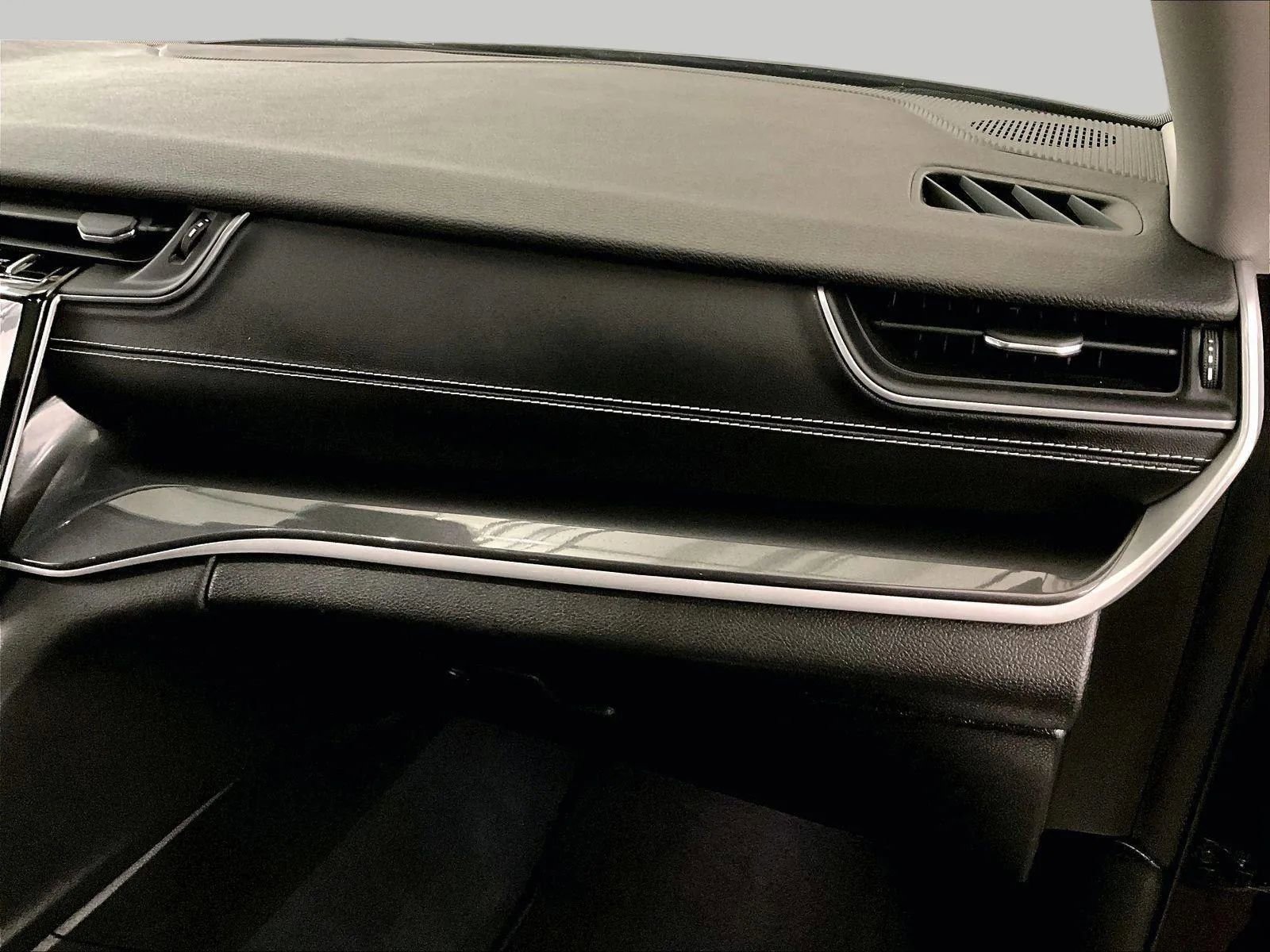 Used 2023 Jeep Grand Cherokee Laredo image 15