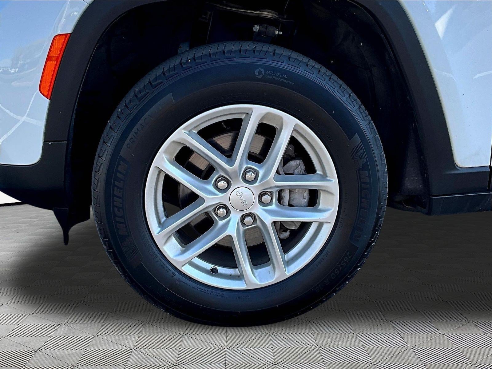 Used 2023 Jeep Grand Cherokee Laredo AWD/4WD image 33