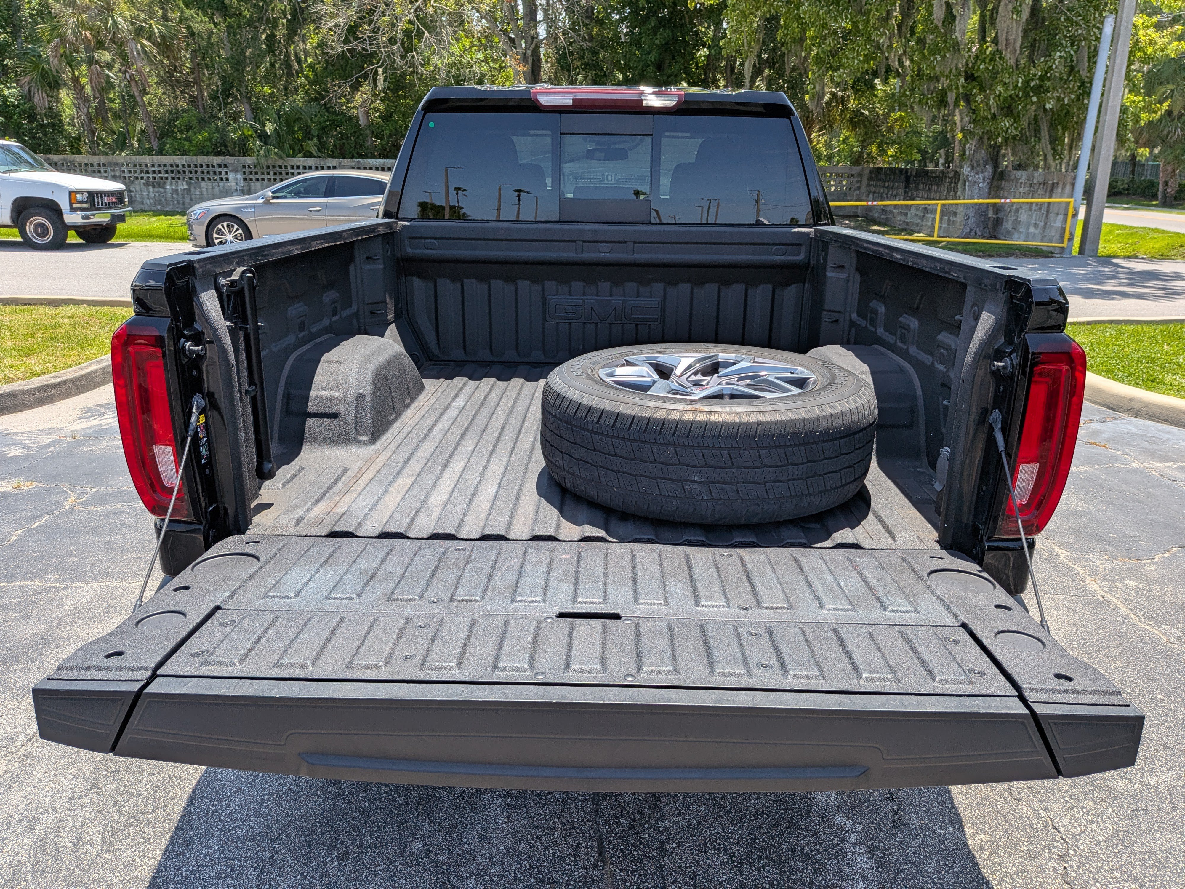 Certified 2022 GMC Sierra 1500 SLT w/ SLT Convenience Package AWD/4WD image 18