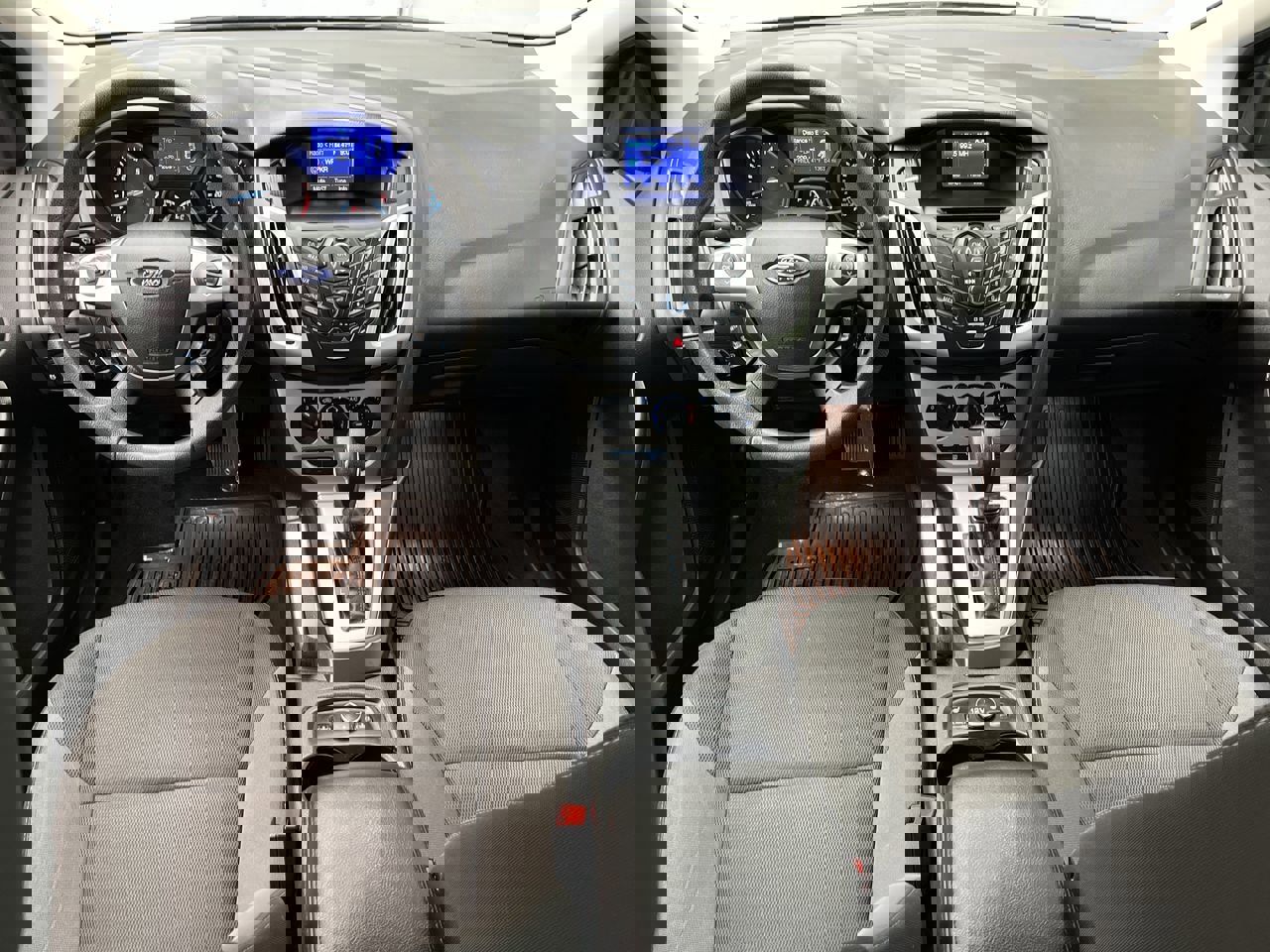 Used 2013 Ford Focus SE w/ SE Winter Pkg image 4