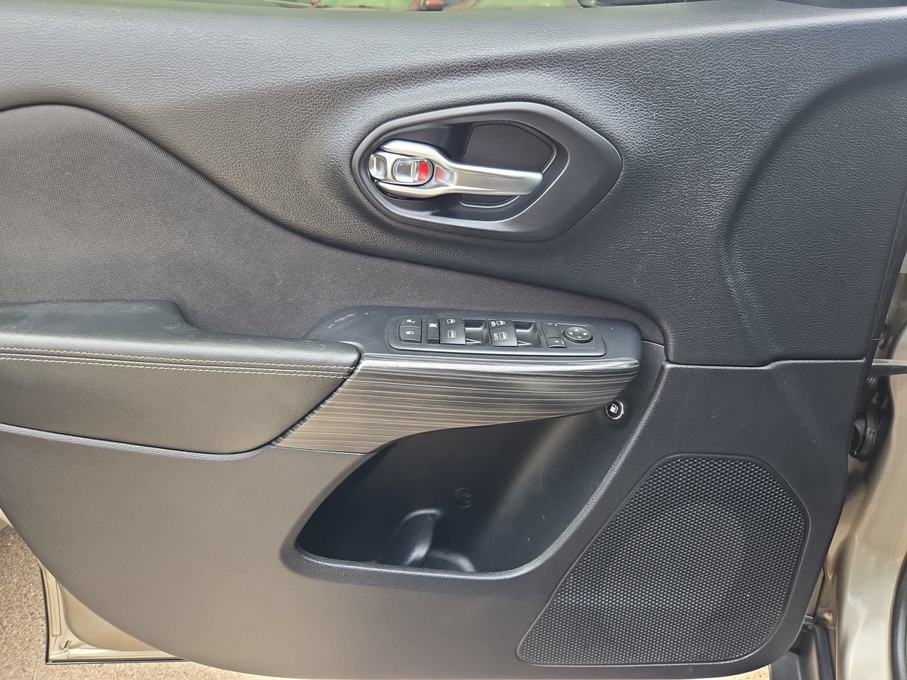 Used 2017 Jeep Cherokee Latitude FWD image 14