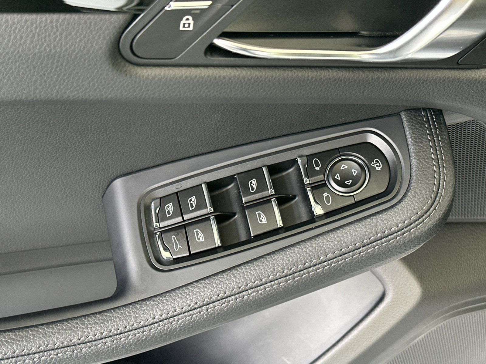 Certified 2026 Porsche Macan AWD/4WD image 13
