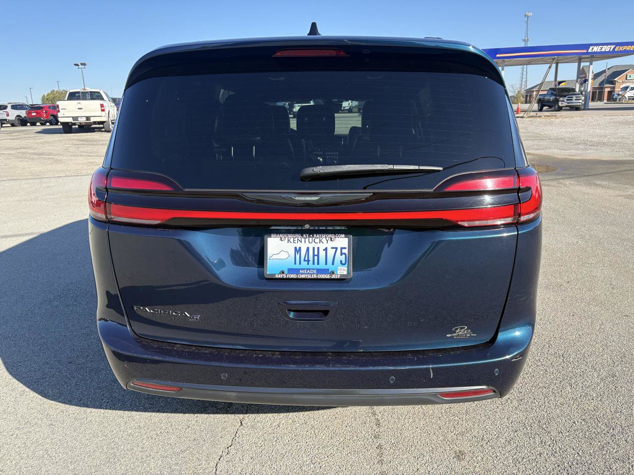 Used 2023 Chrysler Pacifica Touring-L w/ S Appearance Package FWD image 4
