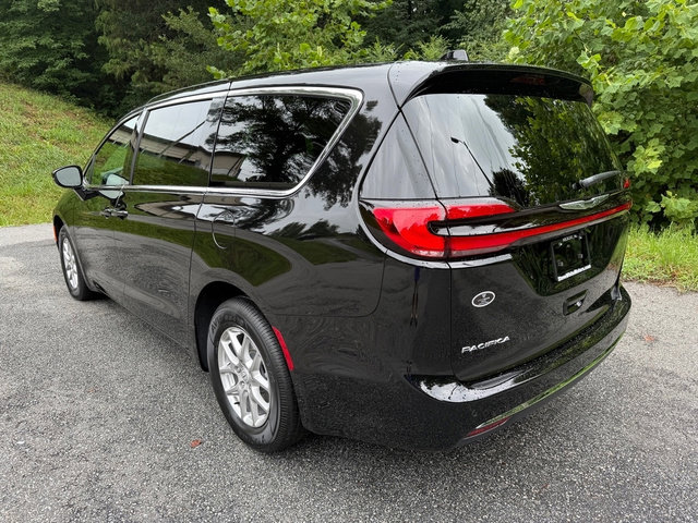 New 2026 Chrysler Pacifica Select image 9