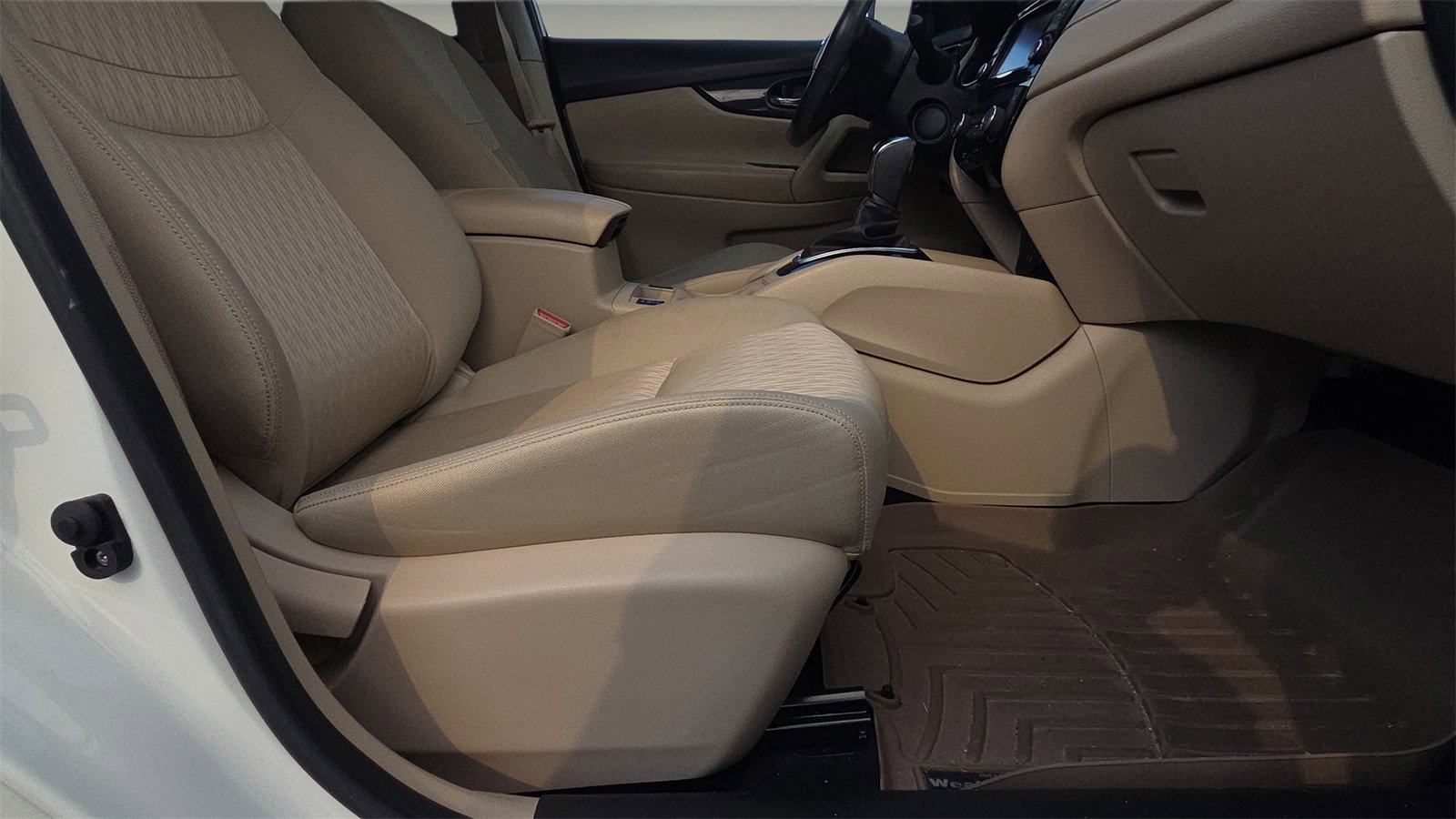 Used 2018 Nissan Rogue SV image 15