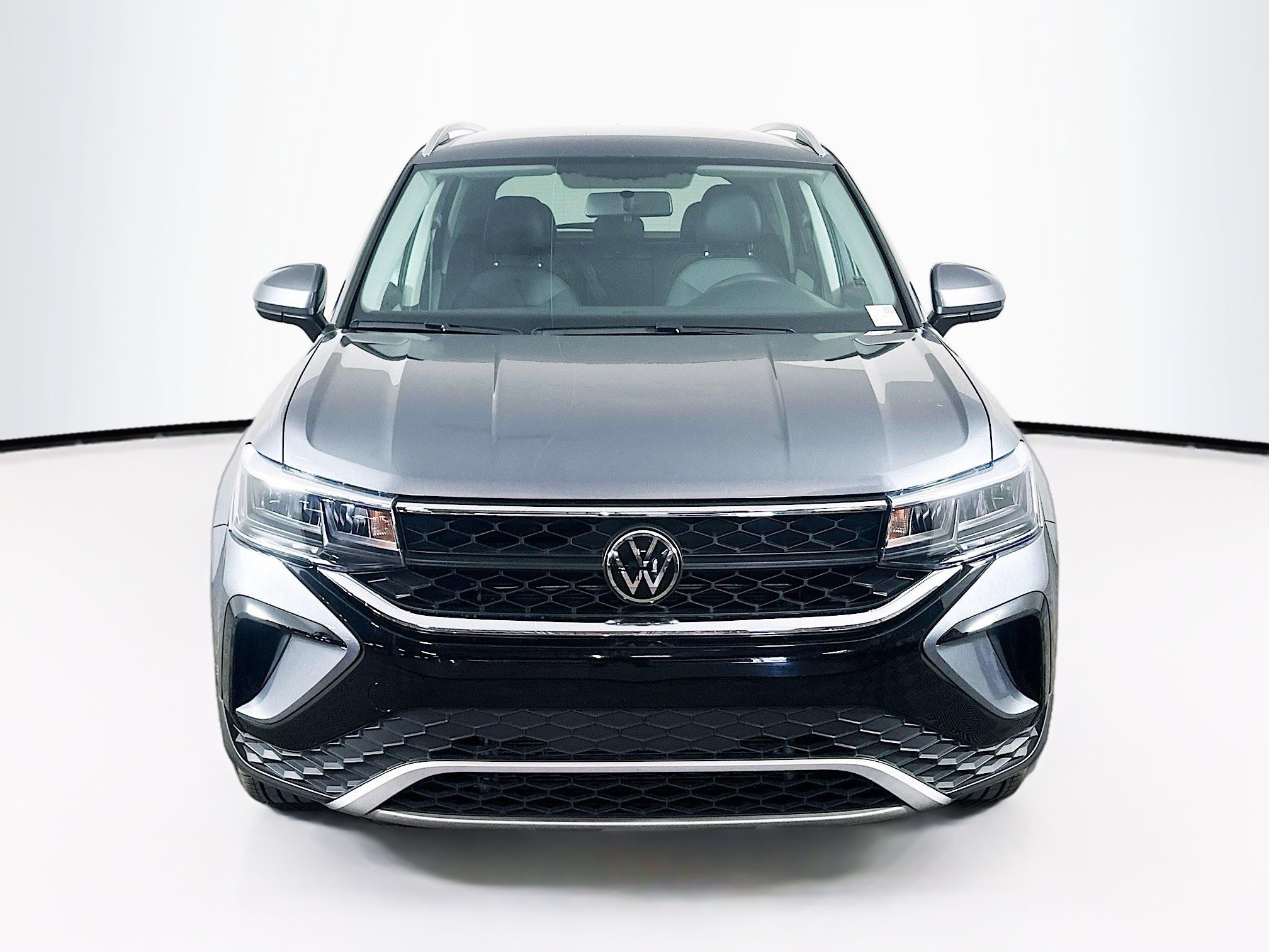 Used 2022 Volkswagen Taos SE FWD image 2