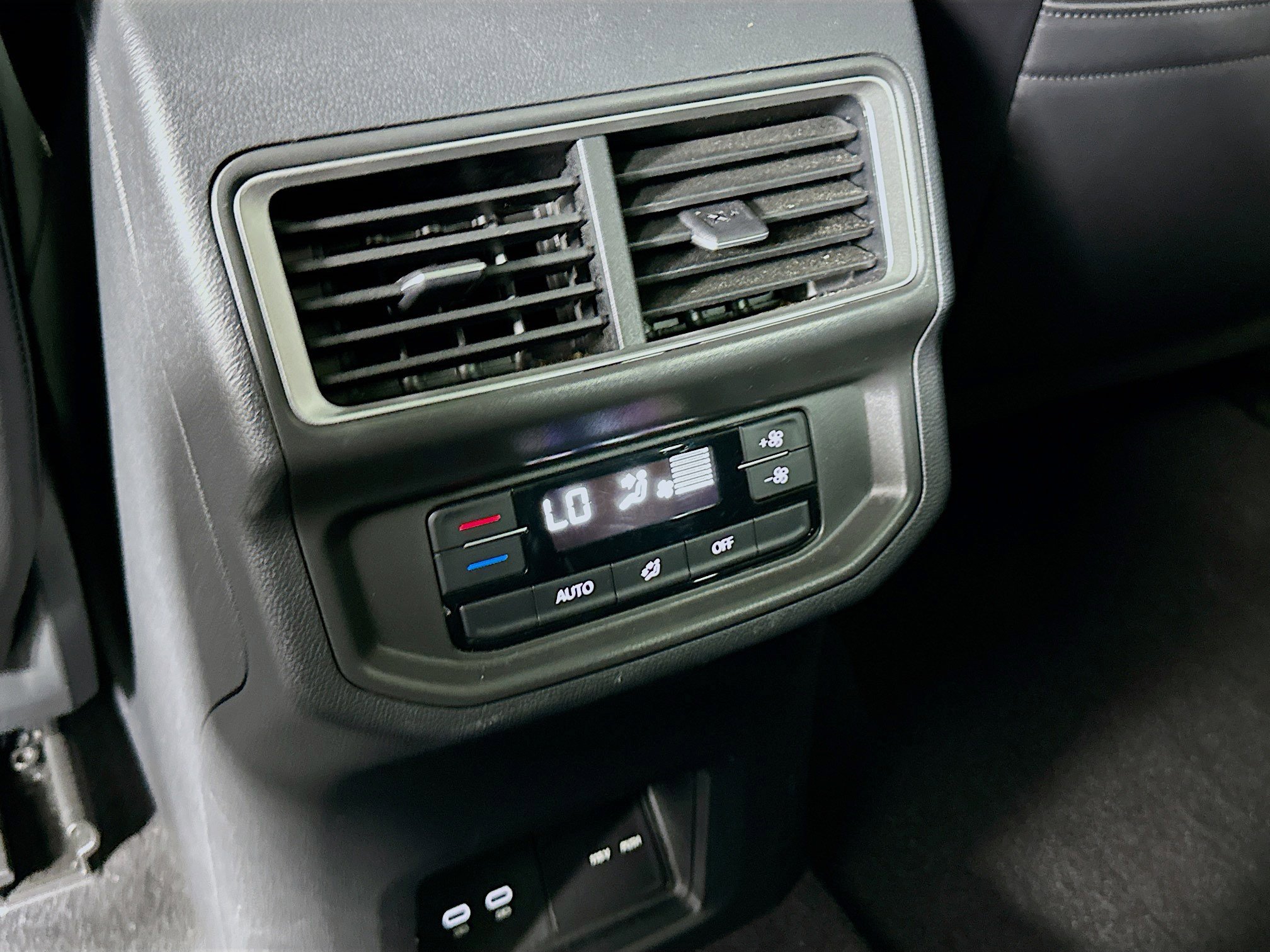 Used 2024 Volkswagen Atlas SE image 28