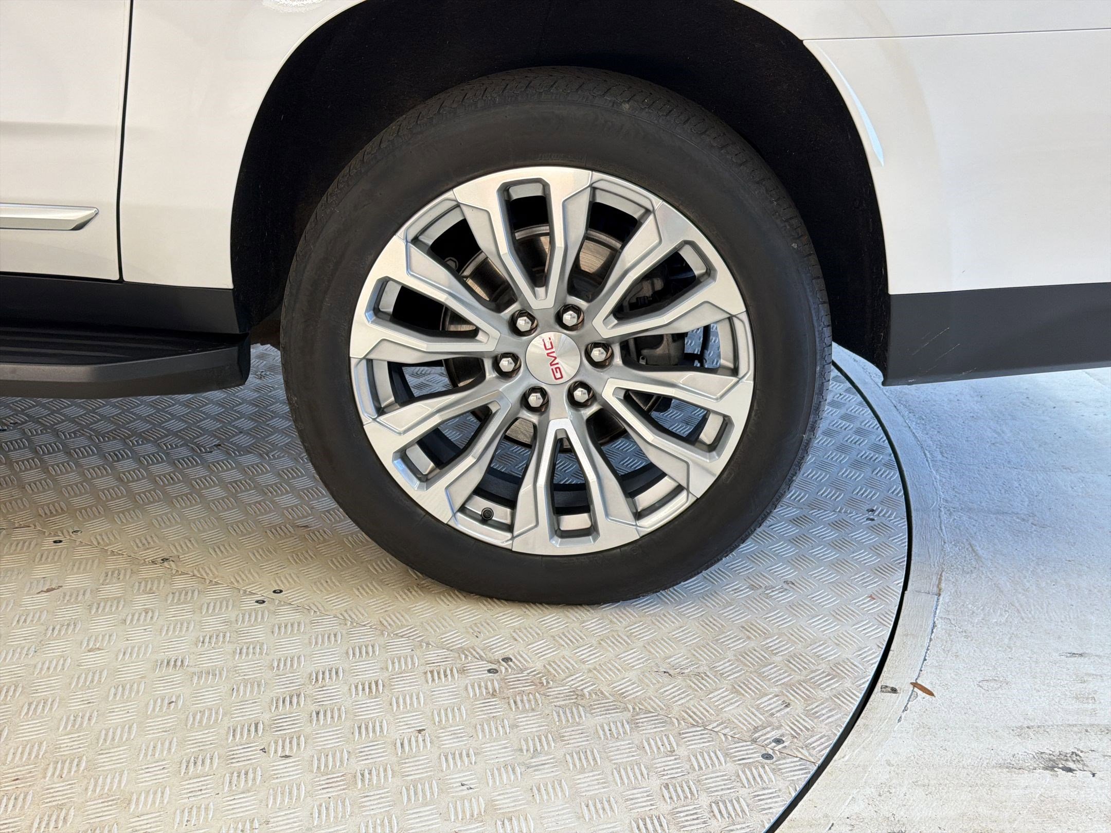 Used 2024 GMC Yukon XL Denali w/ Advanced Technology Package image 12