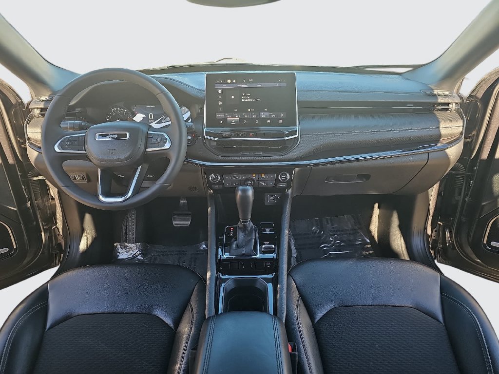 Used 2023 Jeep Compass Latitude w/ Sun and Sound Group AWD/4WD image 9