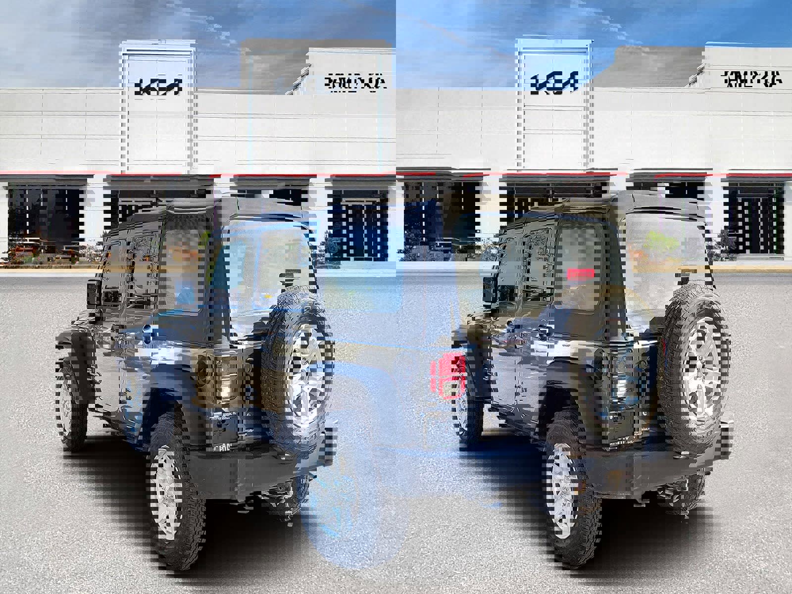 Used 2018 Jeep Wrangler Unlimited Sport w/ Connectivity Group AWD/4WD image 4