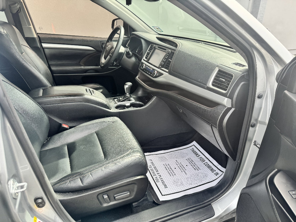 Used 2017 Toyota Highlander XLE w/ Carpet Mat Package AWD/4WD image 13