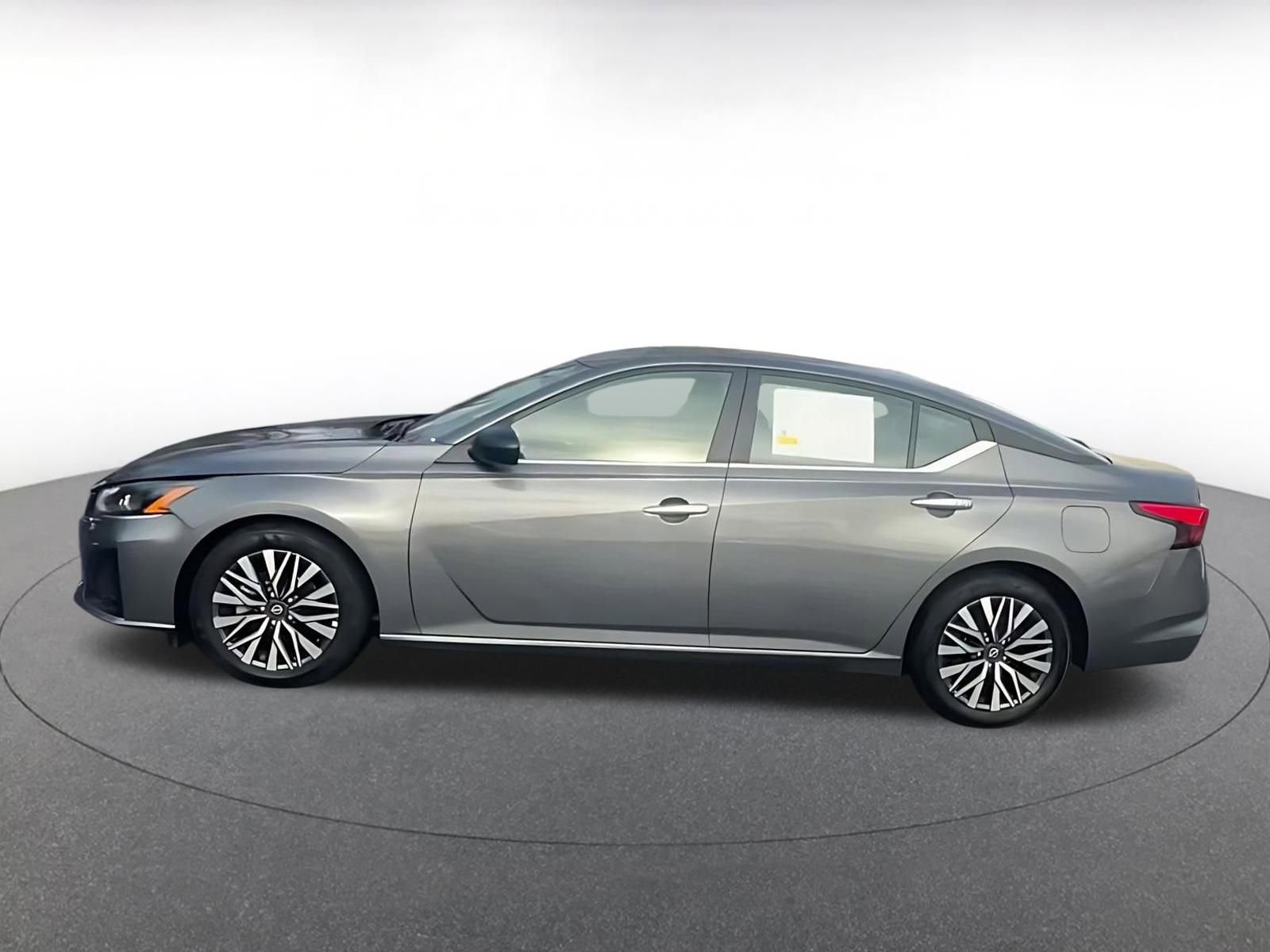 Used 2025 Nissan Altima 2.5 SV image 8