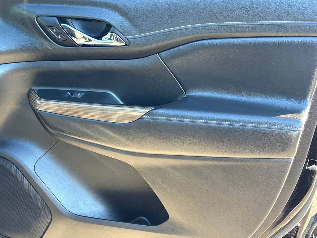 Used 2023 GMC Acadia SLE w/ Driver Convenience Package image 10