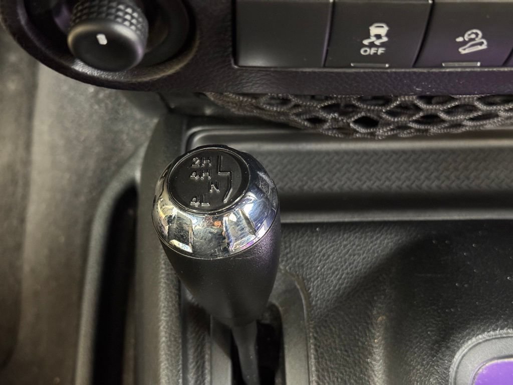 Used 2018 Jeep Wrangler Unlimited Sahara AWD/4WD image 31