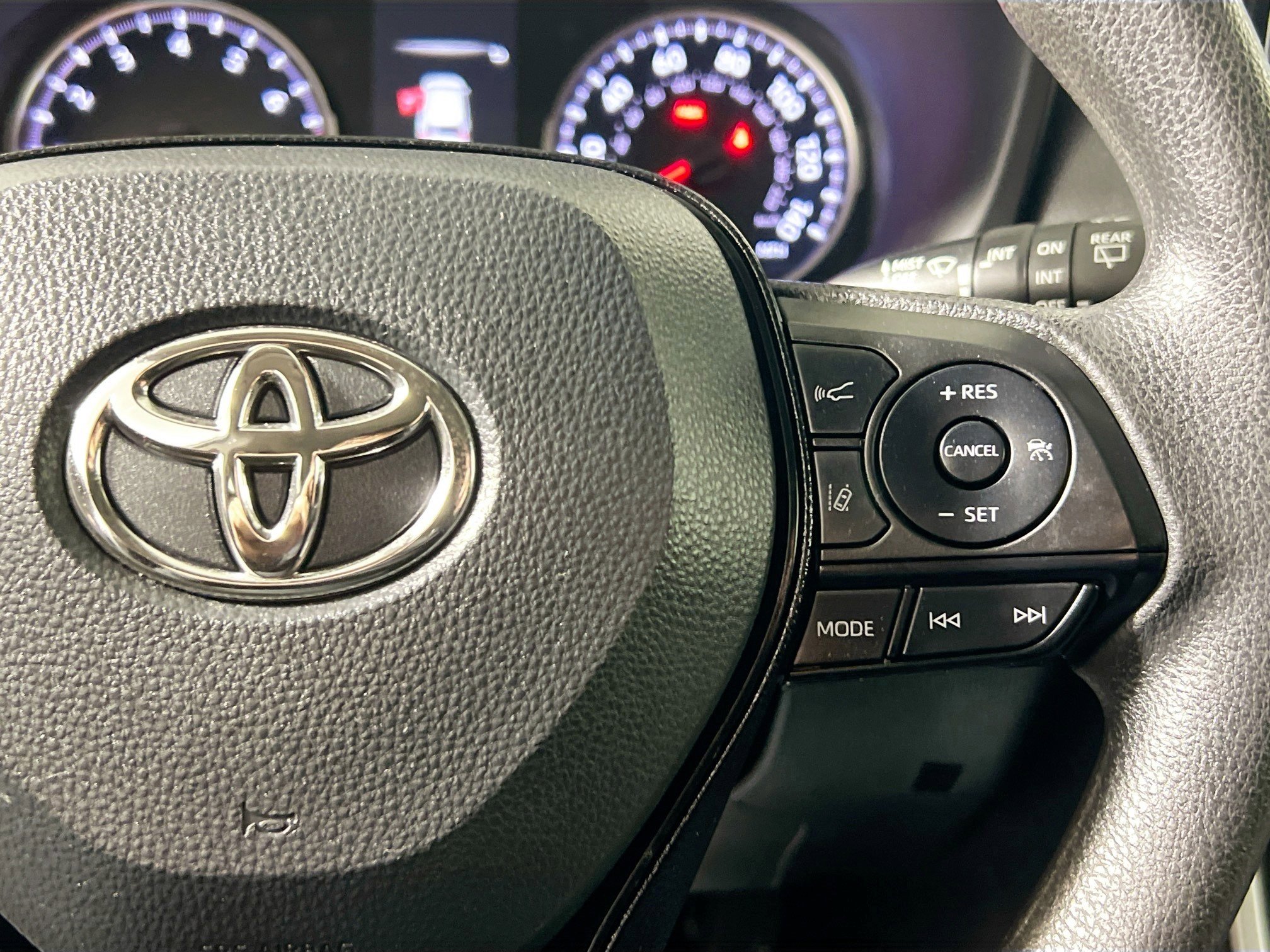 Used 2021 Toyota RAV4 XLE image 19