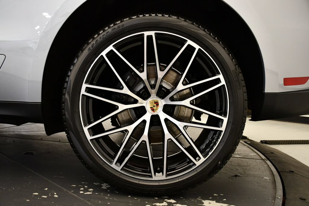 Certified 2026 Porsche Macan AWD/4WD image 17
