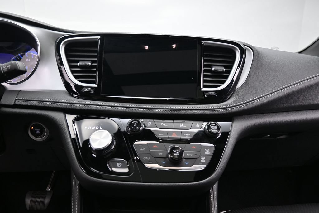 Used 2025 Chrysler Pacifica Limited FWD image 14