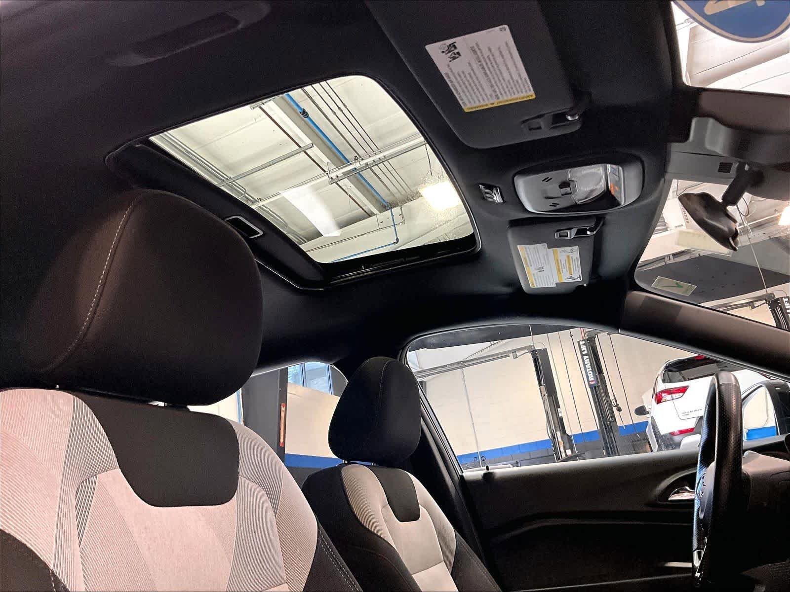 Used 2024 Chevrolet Trax RS FWD image 23