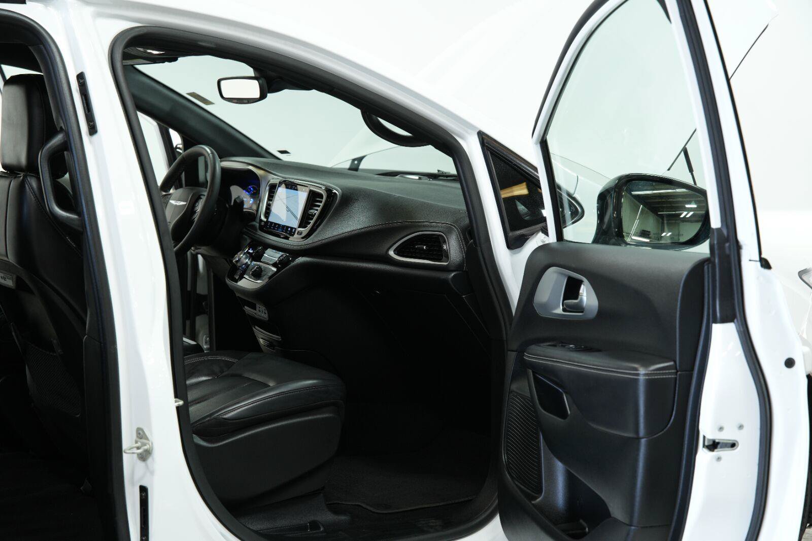 Used 2024 Chrysler Pacifica Limited FWD image 11