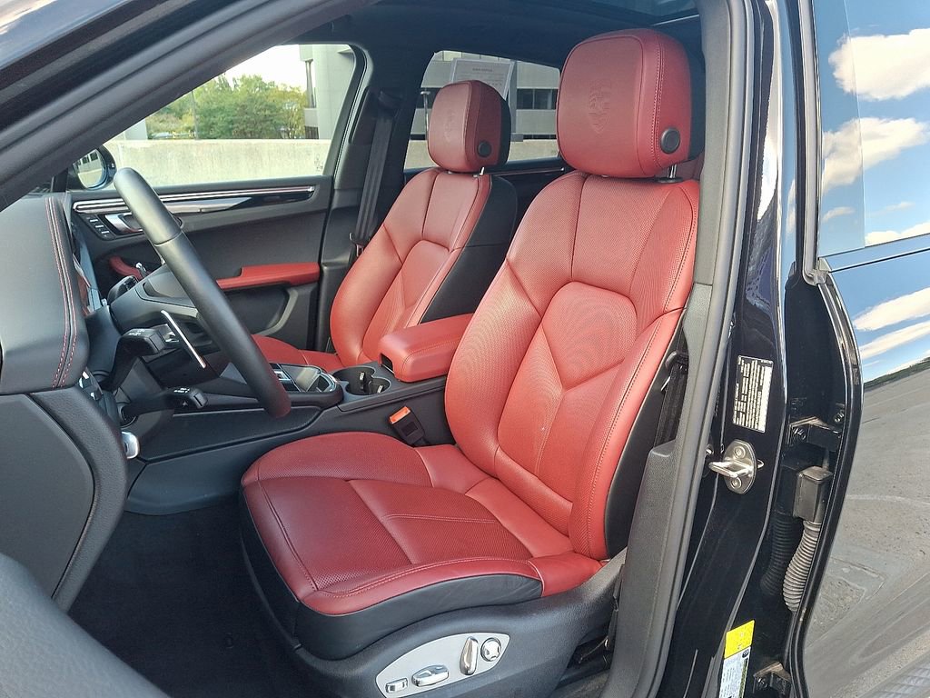 Certified 2025 Porsche Macan image 5