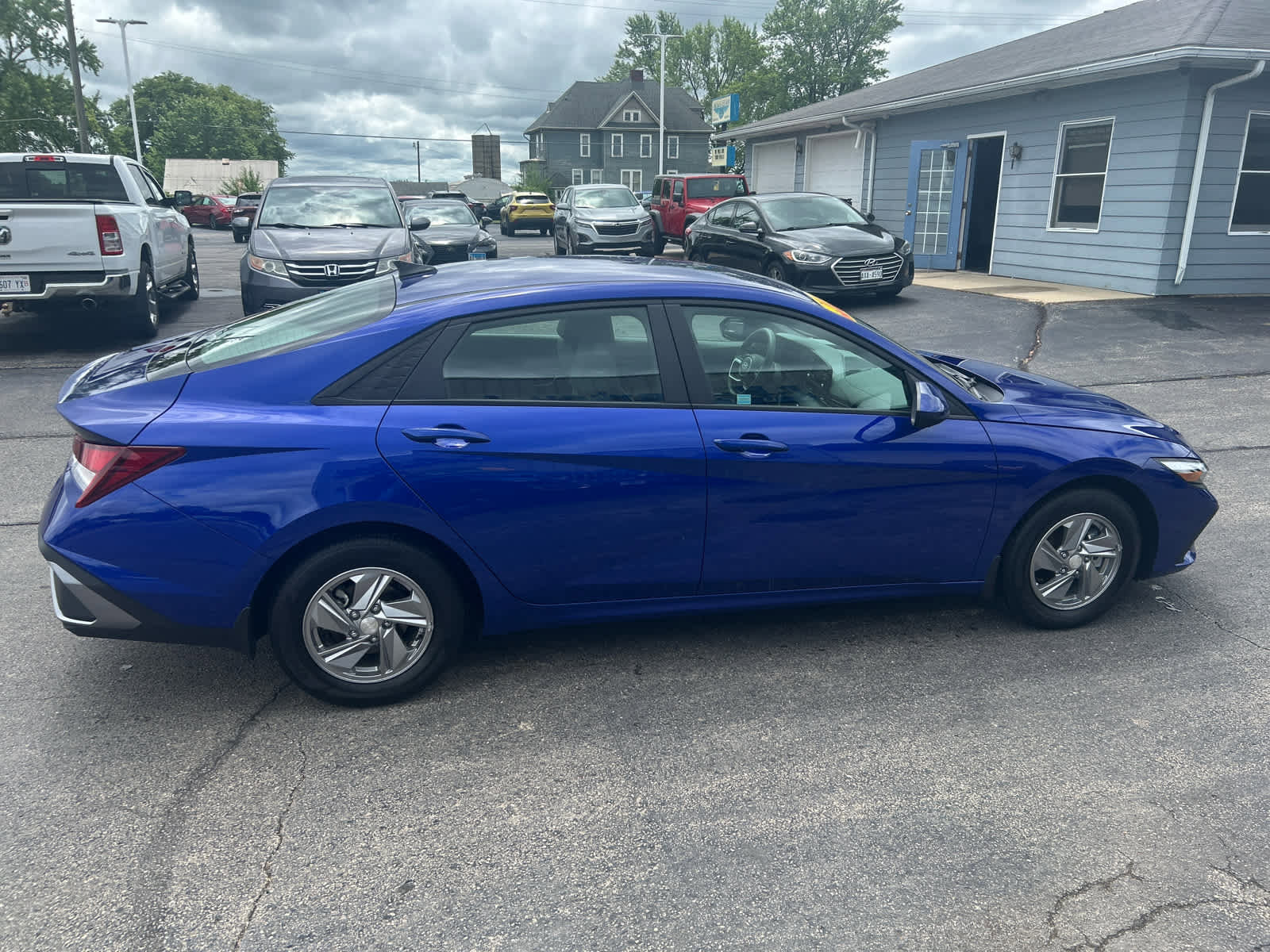 Used 2024 Hyundai Elantra SE image 2