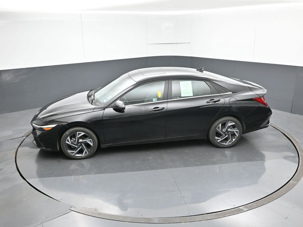 Used 2025 Hyundai Elantra Limited image 47