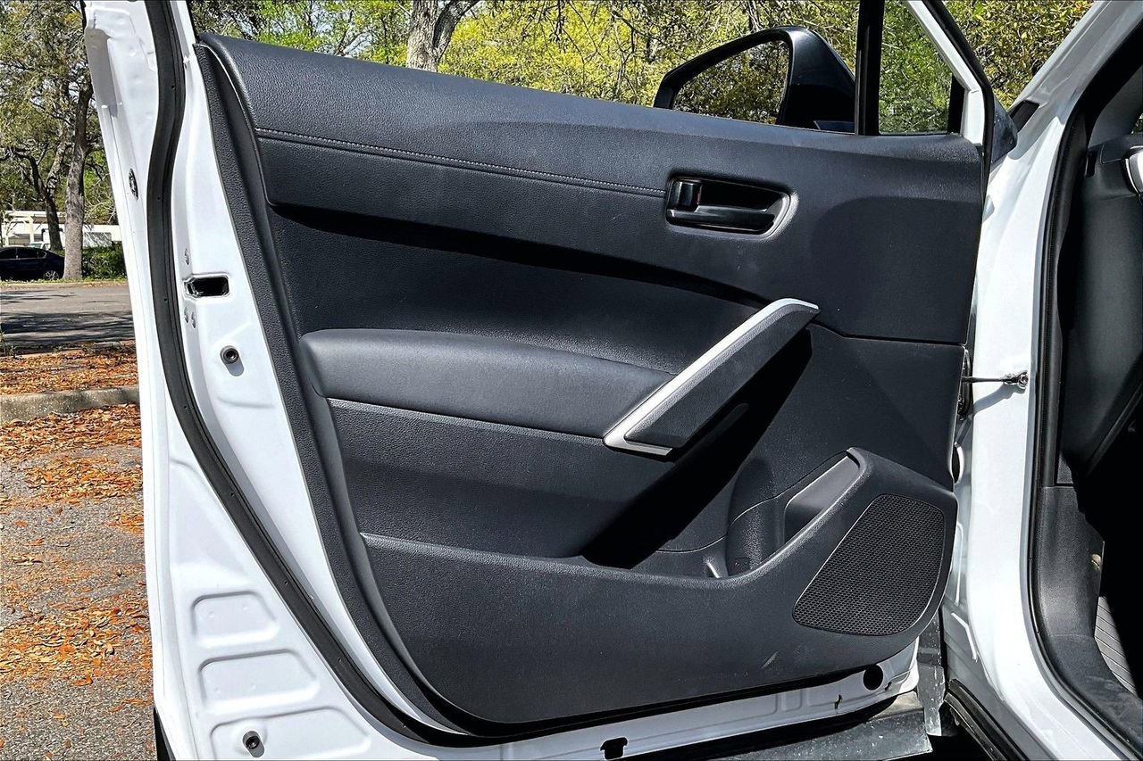 Used 2025 Toyota Corolla Cross LE w/ Moonroof Package image 17