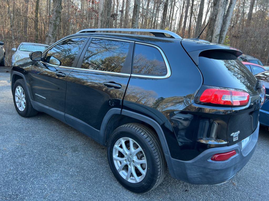 Used 2015 Jeep Cherokee Latitude w/ Cold Weather Group AWD/4WD image 3