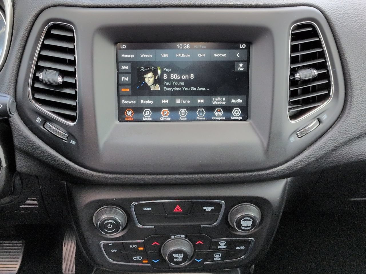 Used 2019 Jeep Compass Latitude FWD image 18