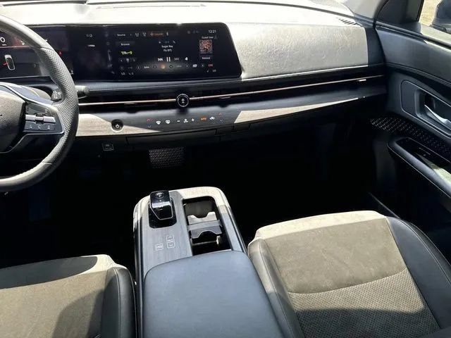 Used 2024 Nissan Ariya AWD image 16