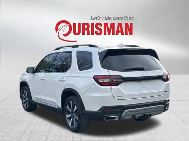 Used 2025 Honda Pilot Touring image 4