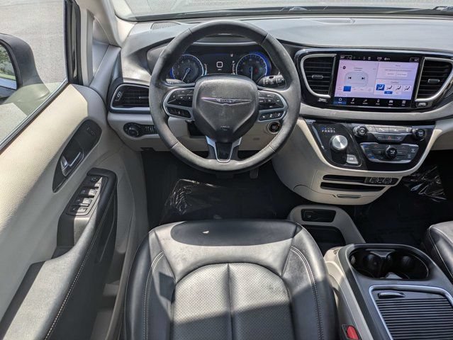 Used 2023 Chrysler Pacifica Touring-L FWD image 17