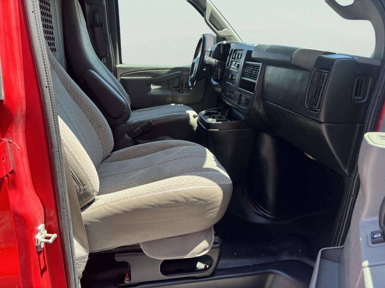 Used 2017 Chevrolet Express 3500 RWD image 18