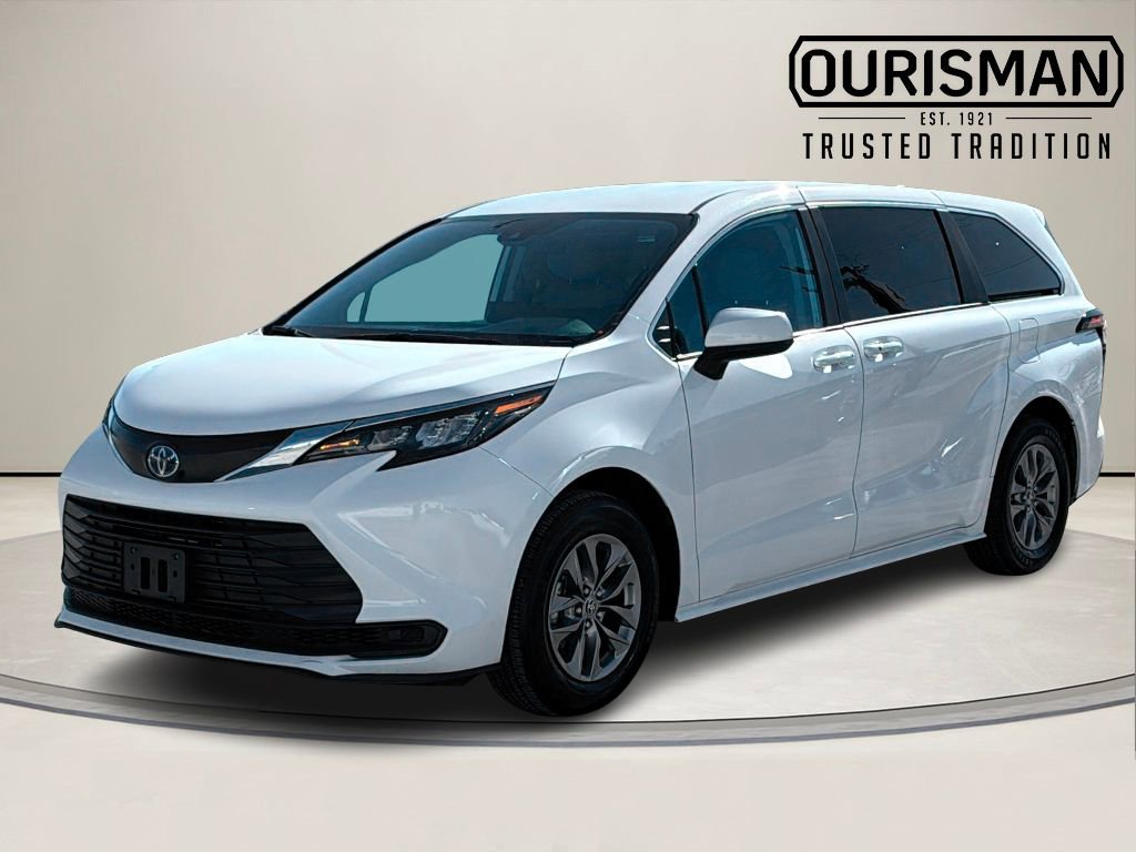 Used 2024 Toyota Sienna LE image 2